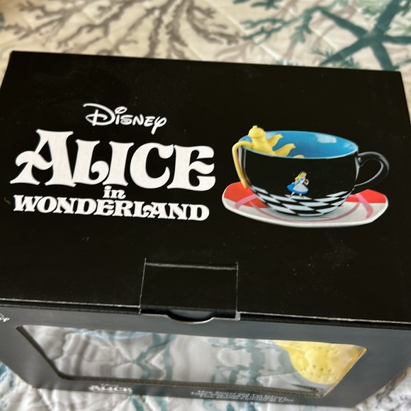 Disney’s Alice in Wonderland mug, saucer, and tea infuser with Aliceand rabbit - Picture 2 of 10